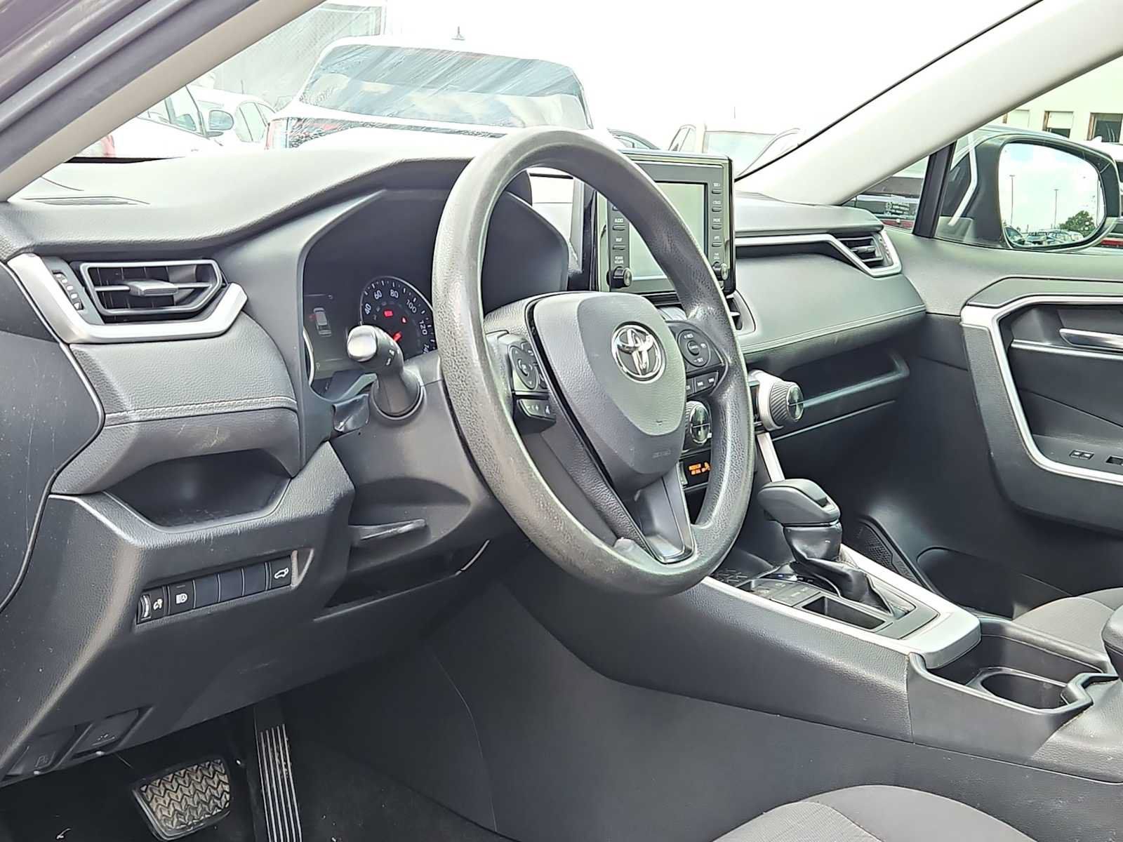 Used 2019 Toyota RAV4 XLE w/ Convenience Package FWD image 2