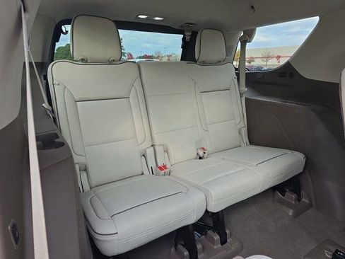 Used 2021 GMC Yukon Denali w/ Denali Premium Package image 12