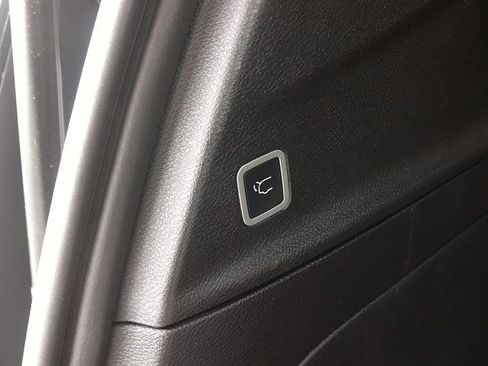Used 2025 Chrysler Pacifica Select FWD image 16