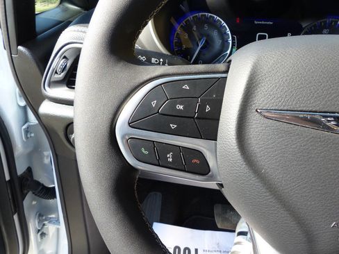 Used 2026 Chrysler Pacifica Select FWD image 25
