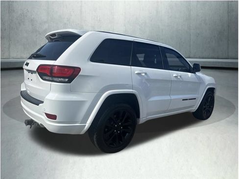 Used 2018 Jeep Grand Cherokee Altitude AWD/4WD image 6