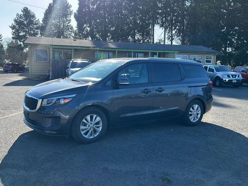 Used 2017 Kia Sedona LX w/ LX Essentials Premium Package image 7