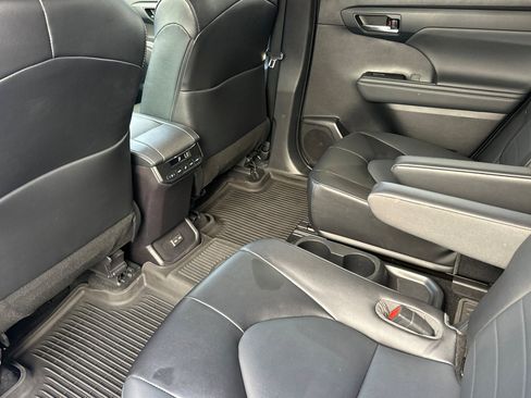Used 2022 Toyota Highlander XLE AWD/4WD image 15
