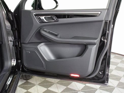 Certified 2025 Porsche Macan image 37