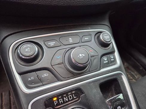 Used 2016 Chrysler 200 LX FWD image 14