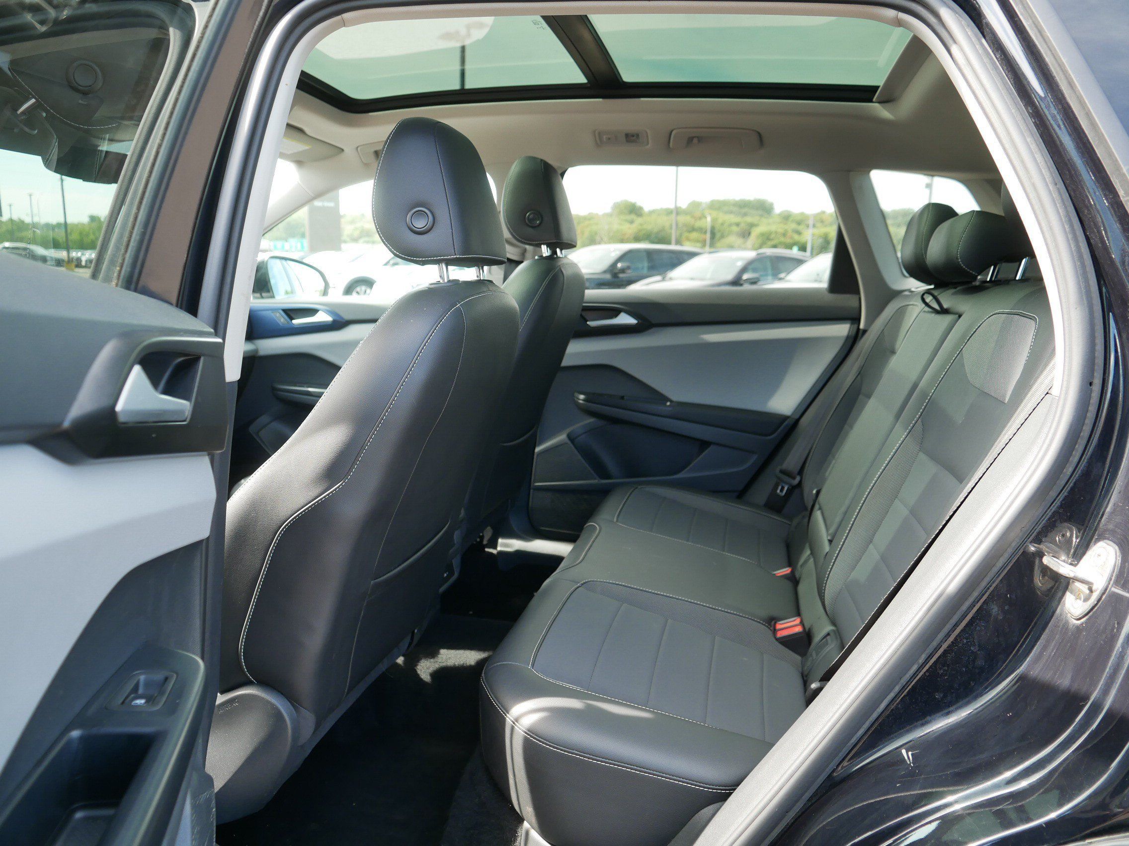 Used 2023 Volkswagen Taos SE w/ Panoramic Sunroof Package AWD/4WD image 16