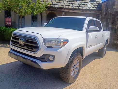 Used 2018 Toyota Tacoma SR5 w/ SR5 Appearance Package (SM) image 5