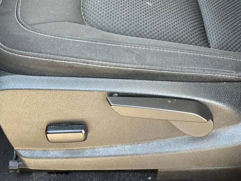 Used 2022 Chevrolet Colorado LT RWD image 9