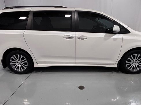 Used 2018 Toyota Sienna XLE Premium FWD image 4