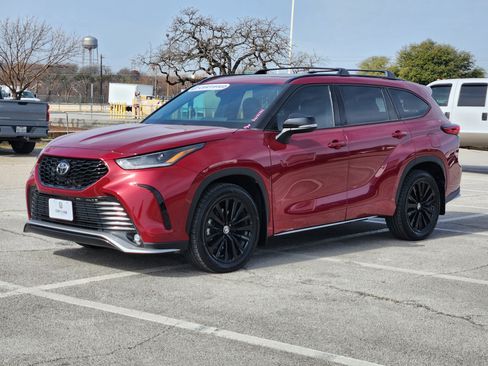 Used 2023 Toyota Highlander XSE image 2