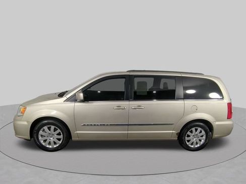 Used 2013 Chrysler Town & Country Touring FWD image 13