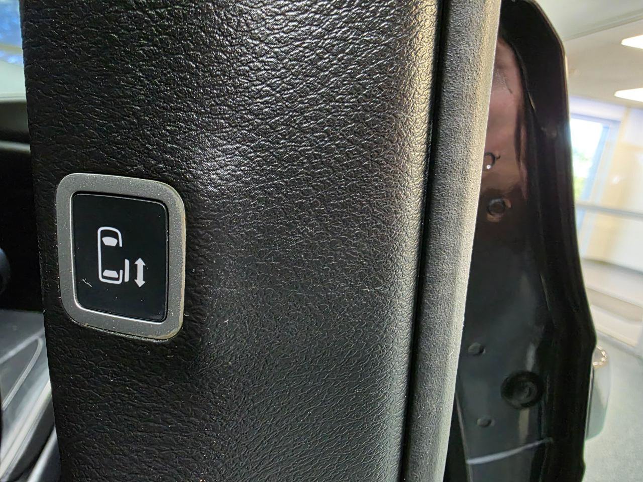 Used 2019 Chrysler Pacifica Limited w/ Advanced Safetytec Group FWD image 25