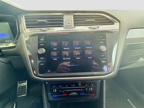 Used 2022 Volkswagen Tiguan SE R-Line image 16