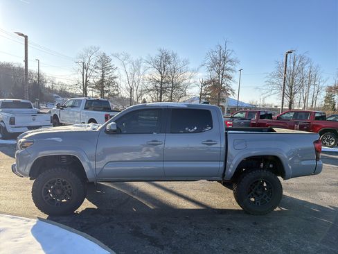 Used 2020 Toyota Tacoma SR5 image 9