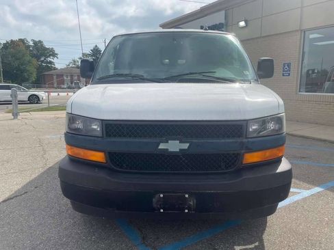 Used 2018 Chevrolet Express 2500 image 2