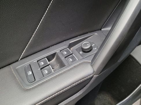 Used 2023 Volkswagen Tiguan SE w/ Panoramic Sunroof Package FWD image 27