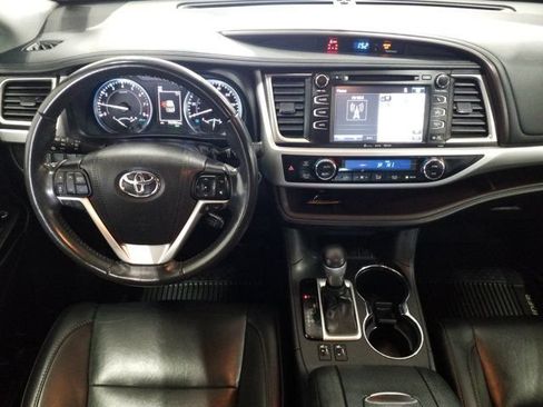 Used 2019 Toyota Highlander XLE FWD image 3