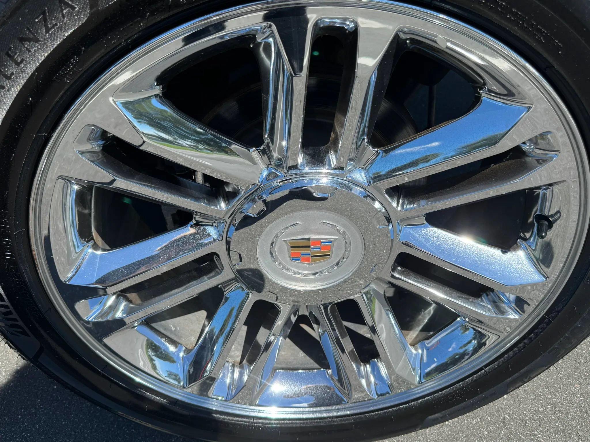 Used 2012 Cadillac Escalade Platinum RWD image 29