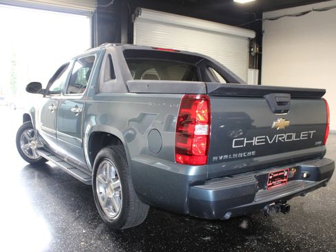 Used 2011 Chevrolet Avalanche LTZ image 2