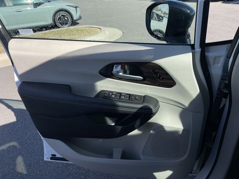 Used 2024 Chrysler Pacifica Limited image 21