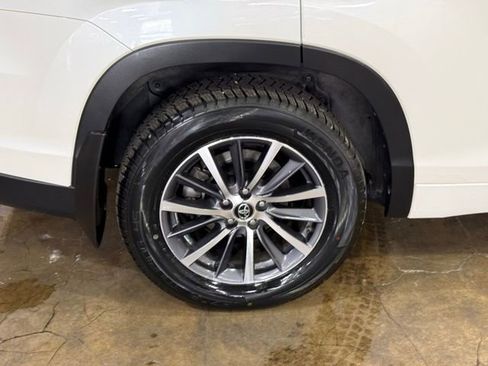 Used 2017 Toyota Highlander XLE AWD/4WD image 6