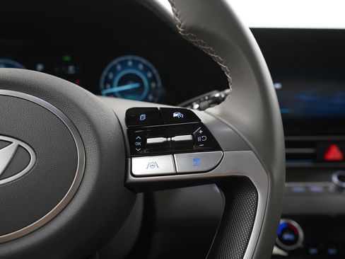 Used 2025 Hyundai Elantra SEL image 24