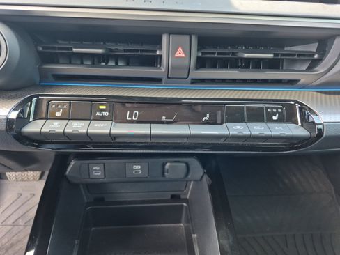 Used 2024 Toyota Prius XLE FWD image 27