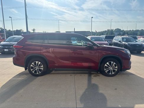 Used 2020 Toyota Highlander XLE AWD/4WD image 3