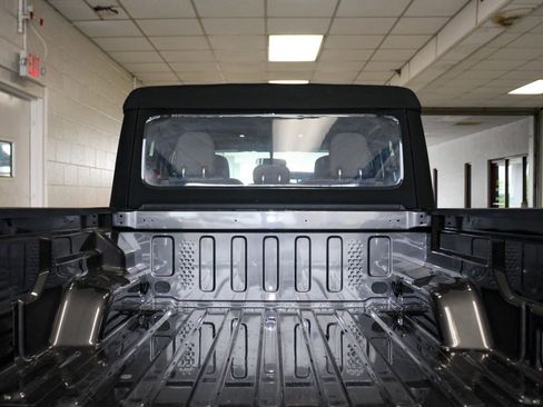 Certified 2024 Jeep Gladiator Sport AWD/4WD image 8