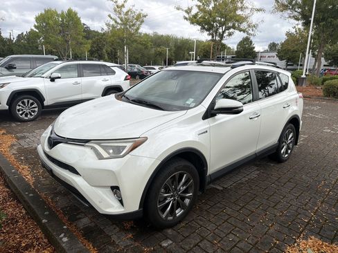 Used 2018 Toyota RAV4 Limited AWD/4WD image 4