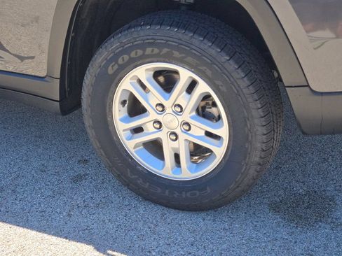 Used 2023 Jeep Grand Cherokee Laredo AWD/4WD image 14