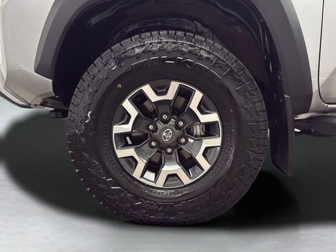 Used 2022 Toyota Tacoma TRD Off-Road w/ TRD Premium Off Road Package AWD/4WD image 31