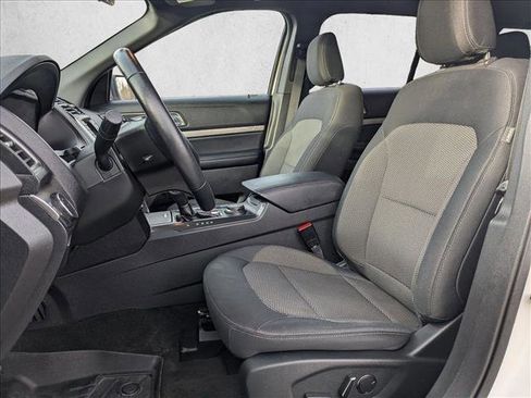 Used 2018 Ford Explorer XLT image 25
