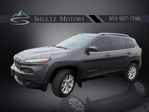 Used 2018 Jeep Cherokee Latitude Plus w/ Cold Weather Group AWD/4WD image 2