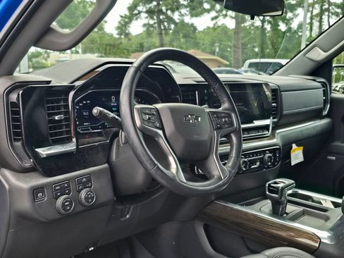 Used 2025 Chevrolet Silverado 1500 LT Trail Boss w/ Convenience Package II AWD/4WD image 16