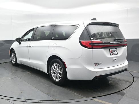 Used 2024 Chrysler Pacifica Touring-L image 10