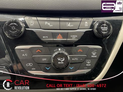 Used 2023 Chrysler Pacifica Touring-L FWD image 22