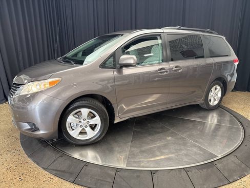Used 2011 Toyota Sienna LE FWD image 2