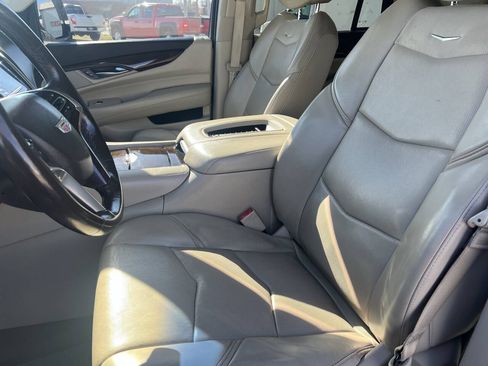 Used 2017 Cadillac Escalade Luxury RWD image 6