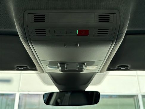 Certified 2022 Volkswagen Tiguan SE image 35