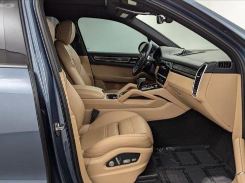 Used 2019 Porsche Cayenne w/ Premium Package image 21