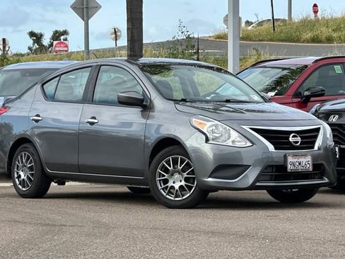 Used 2019 Nissan Versa SV image 3