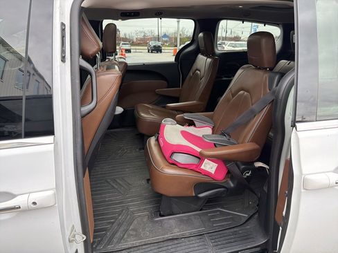 Used 2018 Chrysler Pacifica Limited w/ Tire & Wheel Group image 9