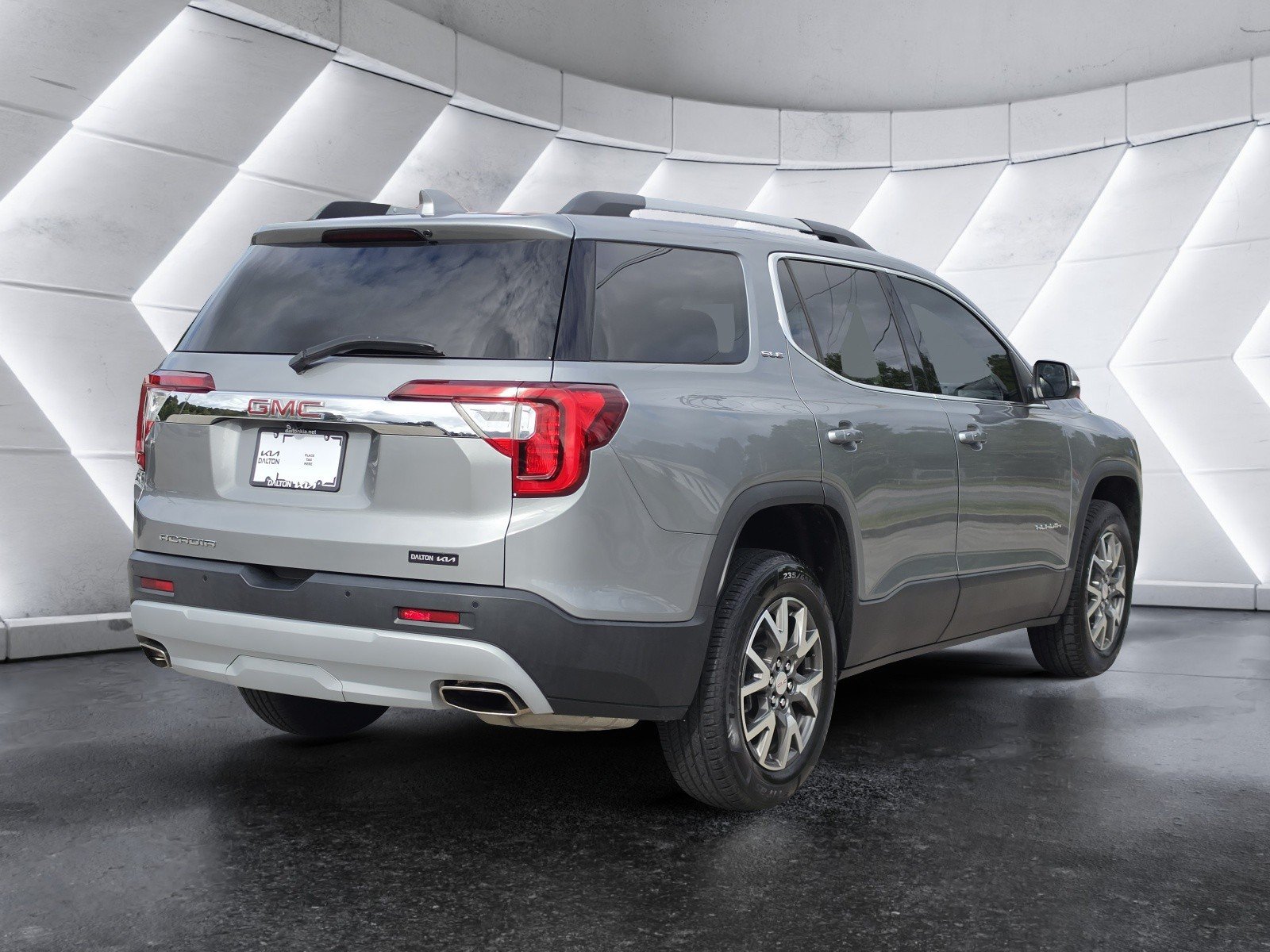 Used 2023 GMC Acadia SLE w/ Driver Convenience Package FWD image 3