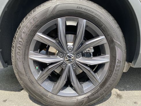 Used 2023 Volkswagen Tiguan SE image 42