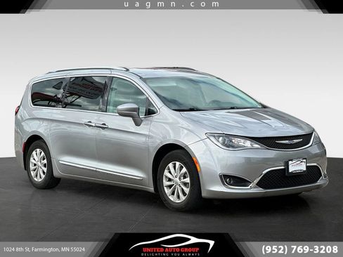 Used 2018 Chrysler Pacifica Touring-L FWD image 1