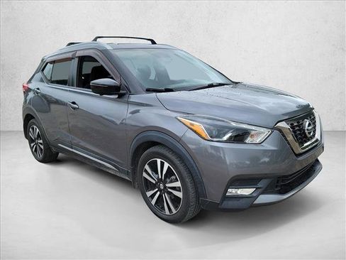 Used 2018 Nissan Kicks SR w/ Exterior Package FWD image 3