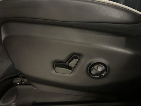 Used 2025 Chrysler Pacifica Limited image 16