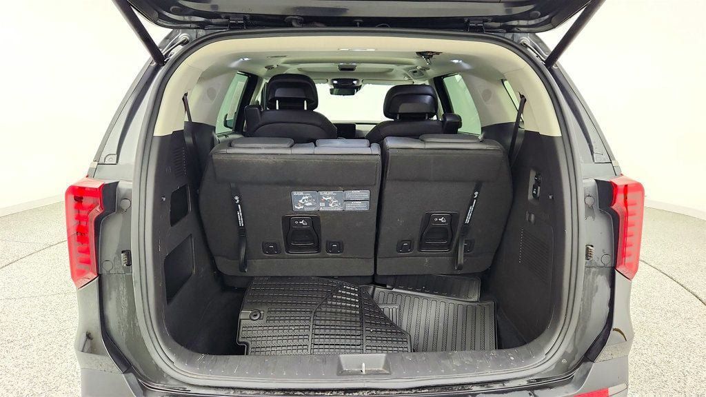 Used 2025 Kia Carnival SX Prestige FWD image 24