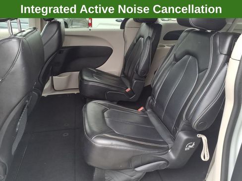 Used 2023 Chrysler Pacifica Touring-L FWD image 15